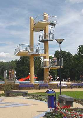 Sprungturm im Forster Freibad Sprungturm im Forster Freibad