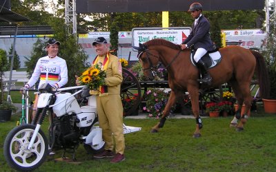 Steher-Paar mit Springreiter Steher-Paar mit Springreiter