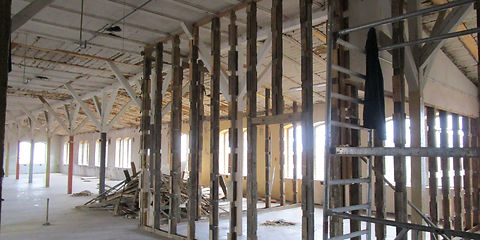3. Obergeschoss im Bauzustand, zu sehen ist in einem großen Raum  die Tragwand aus Holzbalken und -Stützen