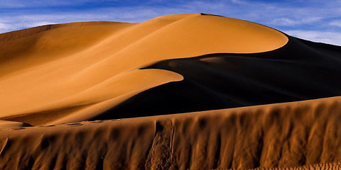 Wüste im Iran, hoch aufgewehte Dünen, vom Wind gezeichnete Muster im Wüstensand