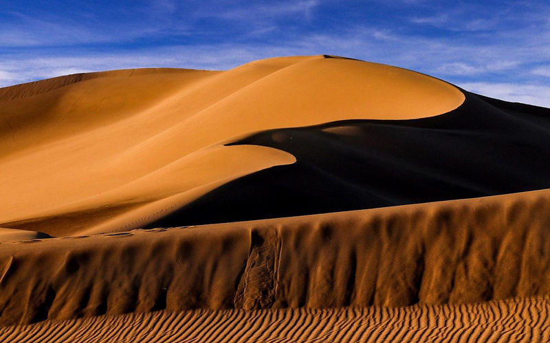 Wüste im Iran, hoch aufgewehte Dünen, vom Wind gezeichnete Muster im Wüstensand