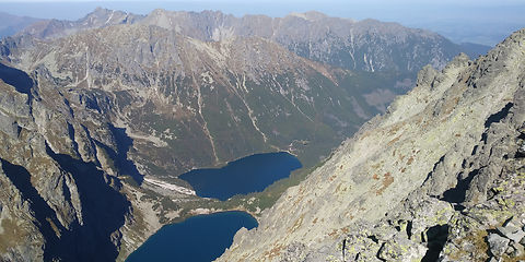 Tal der 5 Teiche, Gebrigslandschaft, im Zentrum zwei Gebirgsseen in hohen Felsenwänden eingebettet