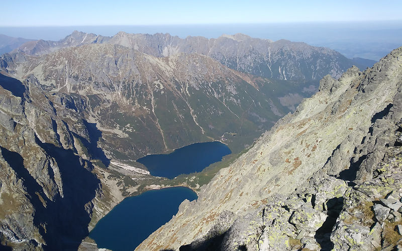 Tal der 5 Teiche, Gebrigslandschaft, im Zentrum zwei Gebirgsseen in hohen Felsenwänden eingebettet