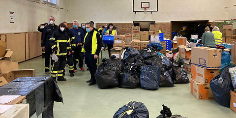 Kameraden der Freiwilligen feuerwehr verstauen die Sachspenden auf einem LKW