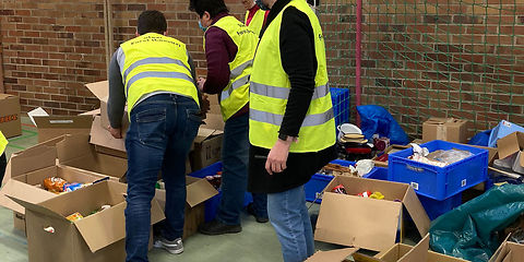 Kameraden der Freiwilligen feuerwehr verstauen die Sachspenden auf einem LKW