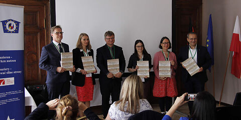 Juliusz Dudziak, amt. Bürgermeister von Brody; Beata Grelewicz, Direktorin des Staatsarchivs Zielona Góra; Elena Boßmeyer, Stadtarchivarin der Stat Forst (Lausitz); Dr. Adam Górski vom Historischen Institut der Jagiellonen-Universität aus Krakau; Dr. Christine von Brühl; Sven Zuber, Verwalungsvorstand Bildung und Personal Stadt Forst (Lausitz) präsentieren das Archivbuch 