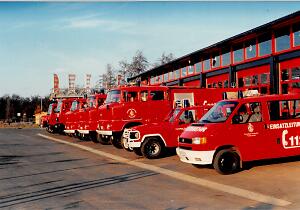 Bildrechte: Freiwillige Feuerwehr Forst (Lausitz) Mehrere Feuerwehrautos stehen vor dem Gerätehaus in einer Reihe hintereinander.