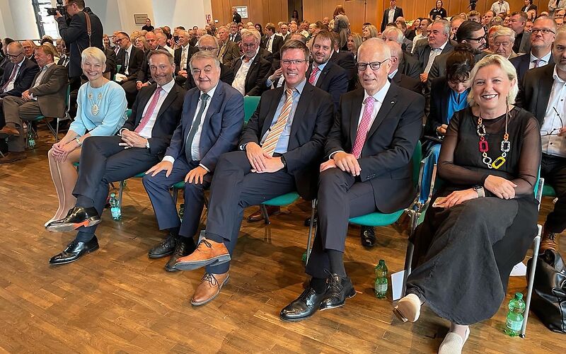 zu sehen ist die erste Reihe der Zuhörer bei der Podiumsdiskussion anlässlich des Festaktes zum 150-jährigen Jubiläum zur Verleihung des Stadtrechtes von Wermelskirchen, ganz links die Wermelskirchener Bürgermeisterin Marion Lück, rechts neben ihr MdB Christian Lindner, ganz rechts die Forster Bürgermeisterin Simone Taubenek