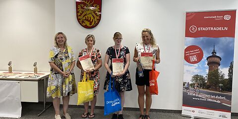 Der Preis für die aktivste Kita wird von der Bürgermeisterin Simone Taubenek übergeben.