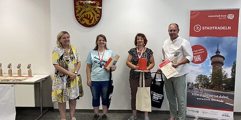 Der Preis in der Kategorie aktivste Radelerin wird von der Bürgermeisterin Simone Taubenek übergeben..