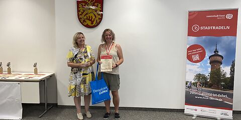 Der Preis für die aktivste Schule wird von der Bürgermeisterin Simone Taubenek übergeben..