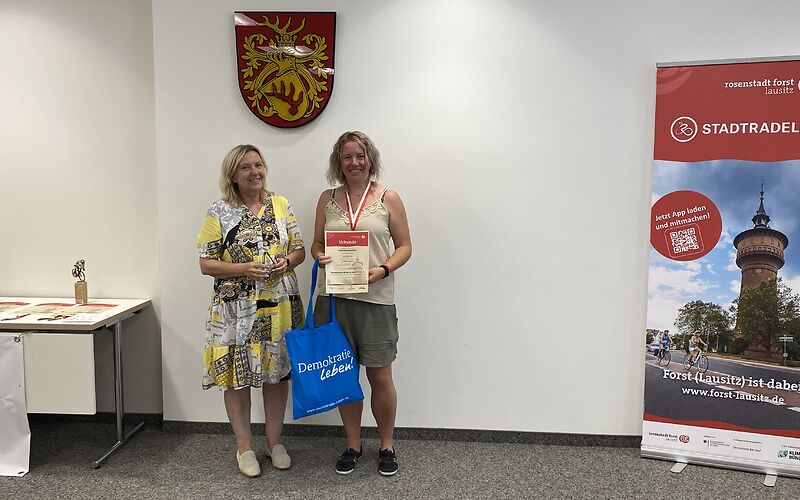 Der Preis für die aktivste Schule wird von der Bürgermeisterin Simone Taubenek übergeben..