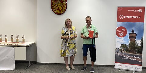 Der Preis für den aktivsten Radler wird von der Bürgermeisterin Simone Taubenek übergeben..