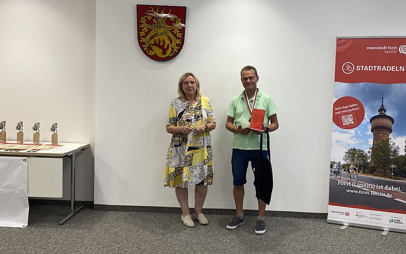 Der Preis für den aktivsten Radler wird von der Bürgermeisterin Simone Taubenek übergeben..
