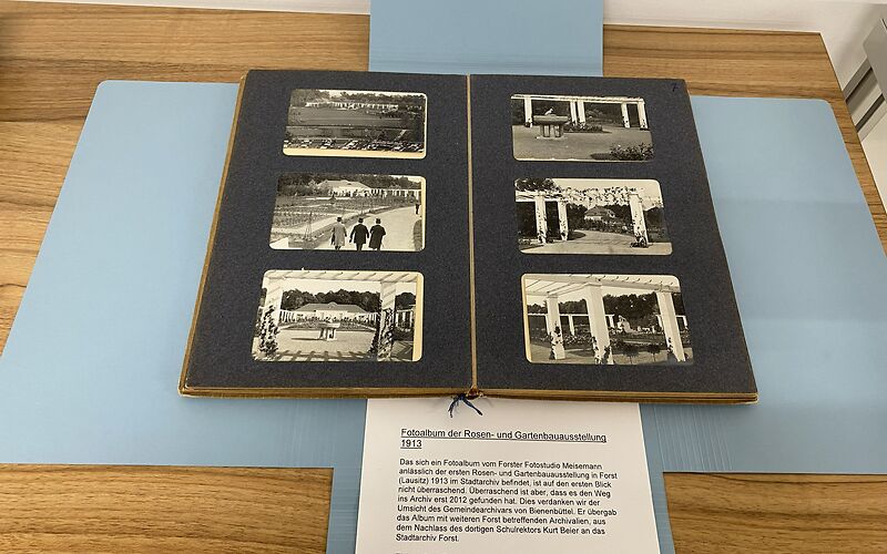 Fotoalbum mit Fotos der Rosen- und Gartenausstellung 1913