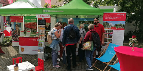 Informationsstand der Stadt Forst (Lausitz) auf dem Brandenburgtag, Gäste des Festes informieren sich über unsere Stadt