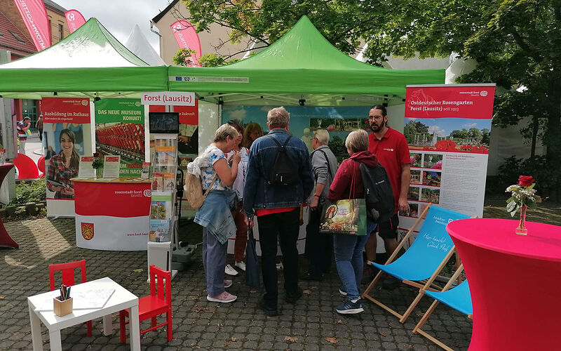Informationsstand der Stadt Forst (Lausitz) auf dem Brandenburgtag, Gäste des Festes informieren sich über unsere Stadt