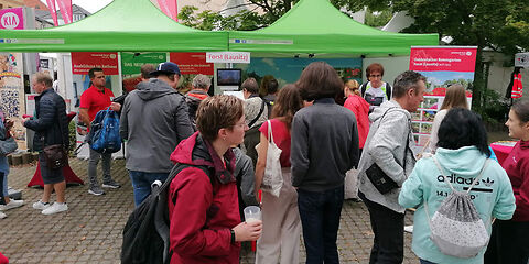 Informationsstand der Stadt Forst (Lausitz) auf dem Brandenburgtag, Gäste des Festes informieren sich über unsere Stadt
