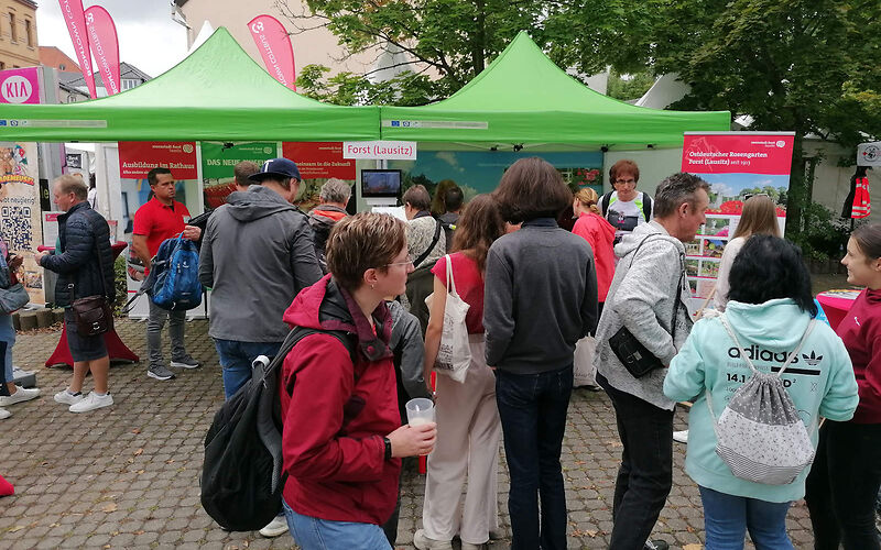 Informationsstand der Stadt Forst (Lausitz) auf dem Brandenburgtag, Gäste des Festes informieren sich über unsere Stadt