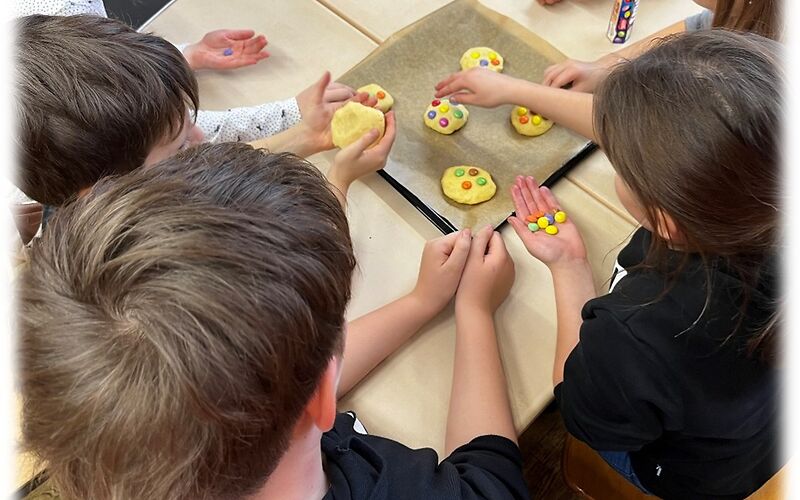 Kinder des Hort Pfiffikus backen Plätzchen 