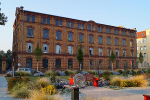 Blick auf das Brandenburgische Textilmuseum, Fotograf: Brandenburgisches Textilmuseum, Copyright: Brandenburgisches Textilmuseum Blick auf das Brandenburgische Textilmuseum - ehemalige Tuchfabrik von Daniel Noack, dunkelroter Backsteinbau mkit großen Industriefenstern