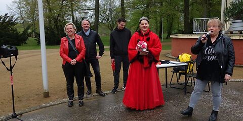 Bürgermeisterin Simone Taubenek, die Forster Rosenkönigin Martyna I. begrüßten die Teilnehmer der Preußen Klassik Rallye