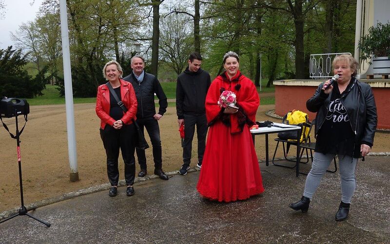Bürgermeisterin Simone Taubenek, die Forster Rosenkönigin Martyna I. begrüßten die Teilnehmer der Preußen Klassik Rallye