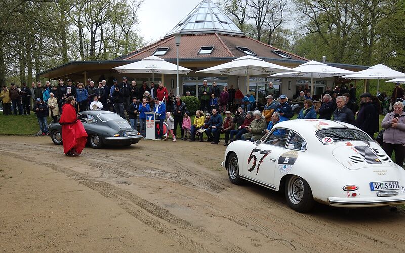 Die klassischen Fahrzeuge lockten viele Zuschauer in den Ostdeutschen Rosengarten 