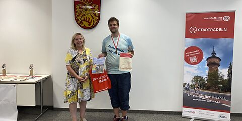 Der Preis für das einzelaktivste Team wird von der Bürgermeisterin Simone Taubenek übergeben.