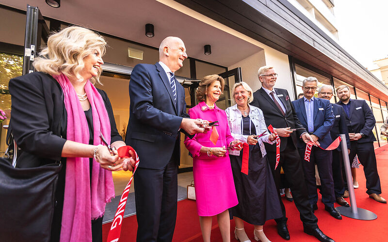 Banddurchschnitt - Eröffnung des Quartiers am Berliner Platz, v.l.n.r. Dagmar Klinke, Geschäftsführerin der Forster Wohnungsbaugesellschaft mbH, Ministerpräsident Dietmar Woidke, I.M. Silvia von Schweden, Bürgermeisterin Simone Taubenek, Geschäftsführer Lausitzklinik und Sprecher der GF des E. v. Bergmann Klinikums Hans-Ulrich Schmidt