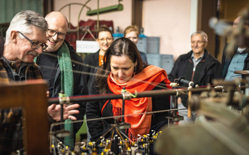 Stefan Buss, Mitarbeiter im Brandenburgischen Textilmuseum erklärt der Kulturministerin M. Schüle die Funktion einer Textilmaschine