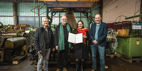 Übergabe des Fördermittelbescheides, v.l.n.r. Dietmar Gäbler,  Jörn Brunotte, Teamleiter des Brandenburgischen Textilmuseums. Kulturministerin des Landes Brandenburg M. Schüle und Stefan Palm, Werkleiter des Eigenbetriebes Kultur, Tourismus Marketing Rosenstadt Forst (Lausitz), Kulturministerin des Landes Brandenburg M. Schüle hält den Fördermittelbescheid sichbar nach vorn