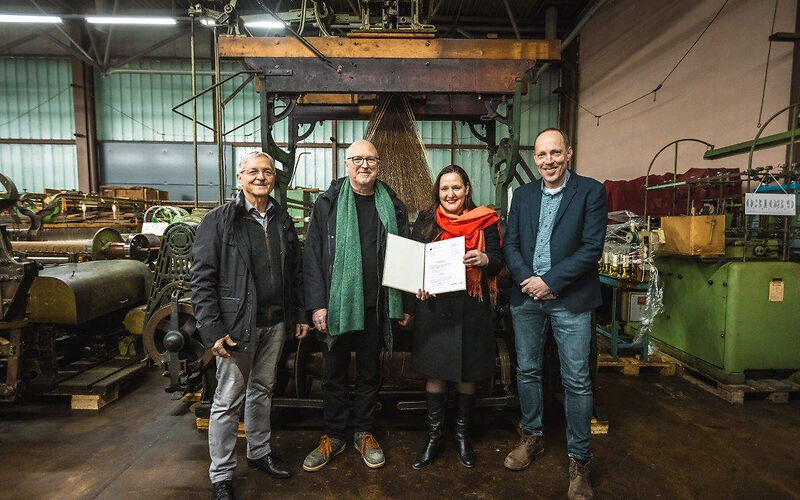 Übergabe des Fördermittelbescheides, v.l.n.r. Dietmar Gäbler,  Jörn Brunotte, Teamleiter des Brandenburgischen Textilmuseums. Kulturministerin des Landes Brandenburg M. Schüle und Stefan Palm, Werkleiter des Eigenbetriebes Kultur, Tourismus Marketing Rosenstadt Forst (Lausitz), Kulturministerin des Landes Brandenburg M. Schüle hält den Fördermittelbescheid sichbar nach vorn