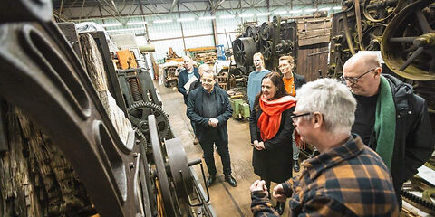 Eingelagerte Maschinen des Brandenburgischen Textilmuseums, im Vordergrund v.l.n.r. Verwaltungsvorstand  I - Sven Zuber , Kulturministerin des Landes Brandenburg M. Schüle, Mitarbeiter des Brandenburgischen Textilmuseums Stefan Buss