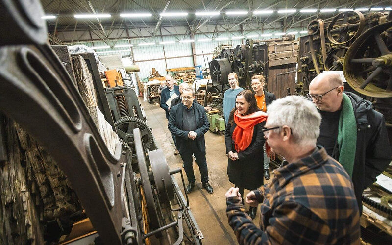 Eingelagerte Maschinen des Brandenburgischen Textilmuseums, im Vordergrund v.l.n.r. Verwaltungsvorstand  I - Sven Zuber , Kulturministerin des Landes Brandenburg M. Schüle, Mitarbeiter des Brandenburgischen Textilmuseums Stefan Buss