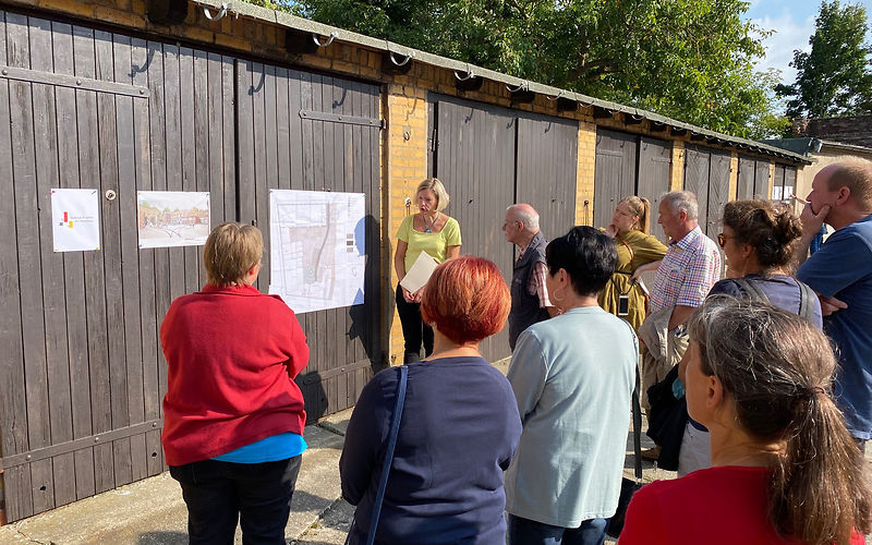 Sanierung des Brandenburgischen Textilmuseums, Führung durch die Projektleiterin Sanierung BTM, Nadine Schmidt anlässlich des Tages der offenen Tür  am 04.09.2021, Frau Schmidt erläutert den Projektplan