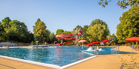 Blick auf die Wasserrutschen und das Nichtschwimmerbecken