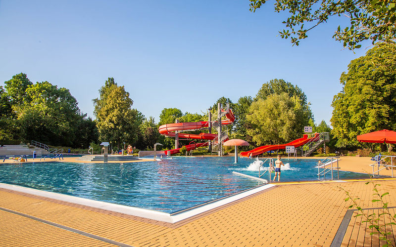 Blick auf die Wasserrutschen und das Nichtschwimmerbecken