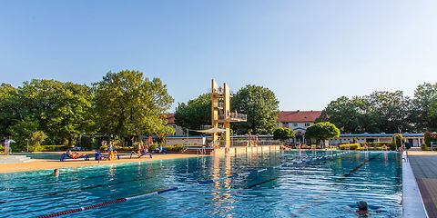 Blick auf den Sprungturm und deas Schwimmerbecken, im Hintergrund rechts das Nichtschwimmerbechen 