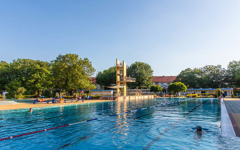 Blick auf den Sprungturm und deas Schwimmerbecken, im Hintergrund rechts das Nichtschwimmerbechen 