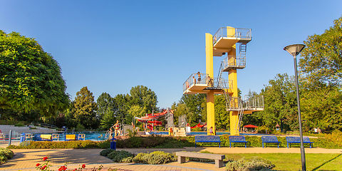 Blick auf den Sprungturm, das Schwimmer- und Nichtschwimmerbecken und die Rutschen