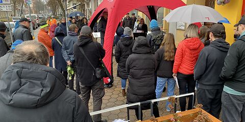 Die Teilnehmer stehen um den roten Pavillien versammelt, unter dem die Bürgermeisterin eine Rede hält.