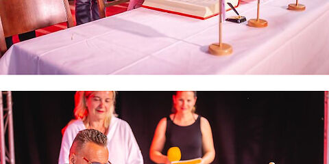 oben: Frau Beata Kowalczuk, Bürgermeisterin von Brody, sitzt an einem mit einem weißen Tischtuch gedeckten Tisch, auf dem das goldene Buch der Stadt Forst (Lausitz) aufgeschlagen liegt. Hinter ihr stehen u. a. der Vorsitzende der Stadtverordnetenversammlung Ingo Paeschke und die Bürgermeisterin von Forst Simone Taubenek.; unten: Herr Janusz Dudojć (Bürgermeister von Lubsko) sitzt an einem mit einem weißen Tischtuch gedeckten Tisch, auf dem das goldene Buch der Stadt Forst (Lausitz) aufgeschlagen liegt. Vorn auf dem Tisch stehen die Wappen der Städte Forst (Lausitz), Lubsko und Brody.