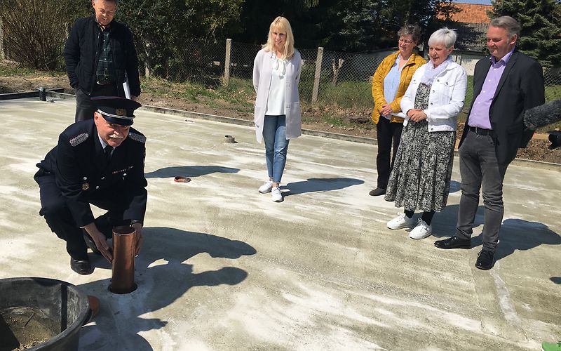 Grundsteinlegung Feuerwehrgerätehaus für Groß und Klein Bademeusel - Versenken der Zeitkapsel