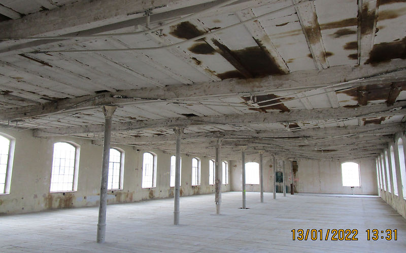 Blick in die Fabriketage, nicht tragenden Wände sind zurück gebaut, die Unterhangdecke ist abgebrochen.