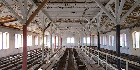 Hauptgebäude 3. OG Rückbau Fußboden: Blick in das 3. Obergeschoss des Hauptgebäude, Fußboden ist abgebrochen, Tragkonstruktion ist sichtbar, Einblick in das darunterliegende Geschoss 