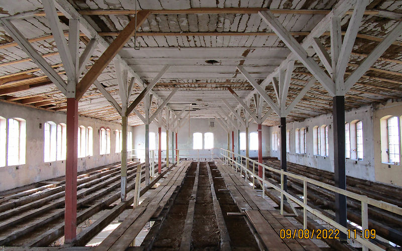 Hauptgebäude 3. OG Rückbau Fußboden: Blick in das 3. Obergeschoss des Hauptgebäude, Fußboden ist abgebrochen, Tragkonstruktion ist sichtbar, Einblick in das darunterliegende Geschoss 