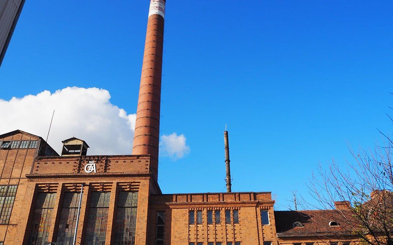 Heizkraftwerk Gustav Avellis, Straßenansicht, rötlich-btauner Ziegelbau mit einem Industrieschornstein