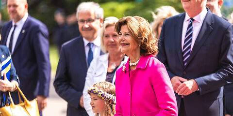 Begrüßung I.M. Königin Silvia von Schweden vor dem Forster Hof, im Vordergrund I.M. Königin Silvia von Schweden, im Hintergrund v.l.n.r. Landrat Harald Altekrüger, Bürgermeisterin Simone Taubenek, Ministerpräsident Dietmar Woidke