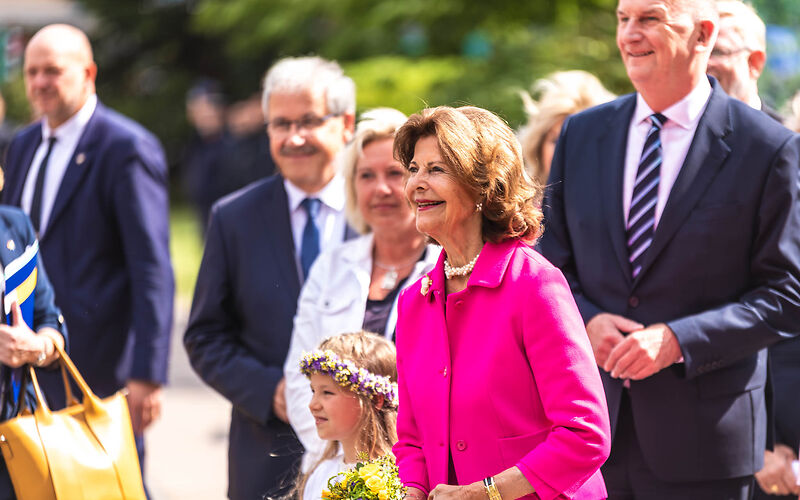 Begrüßung I.M. Königin Silvia von Schweden vor dem Forster Hof, im Vordergrund I.M. Königin Silvia von Schweden, im Hintergrund v.l.n.r. Landrat Harald Altekrüger, Bürgermeisterin Simone Taubenek, Ministerpräsident Dietmar Woidke